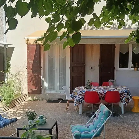 Avec Piscine Et Pres Du Puy-en-velay - Fr-1-582-542 3*